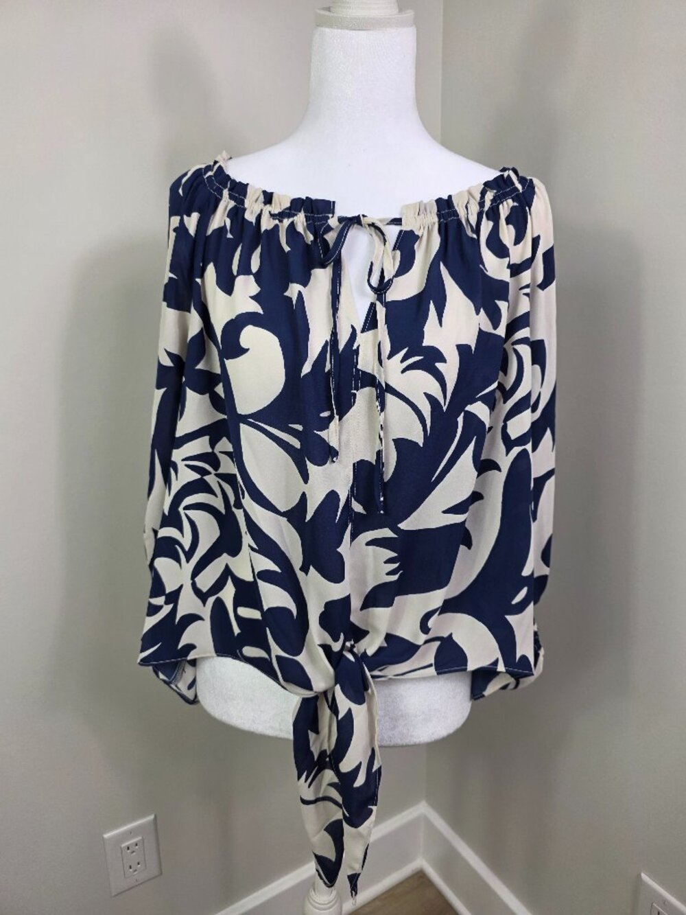 Cato Est. 1946 Women's Navy and Ivory Peasant-Style Floral Top Size XL